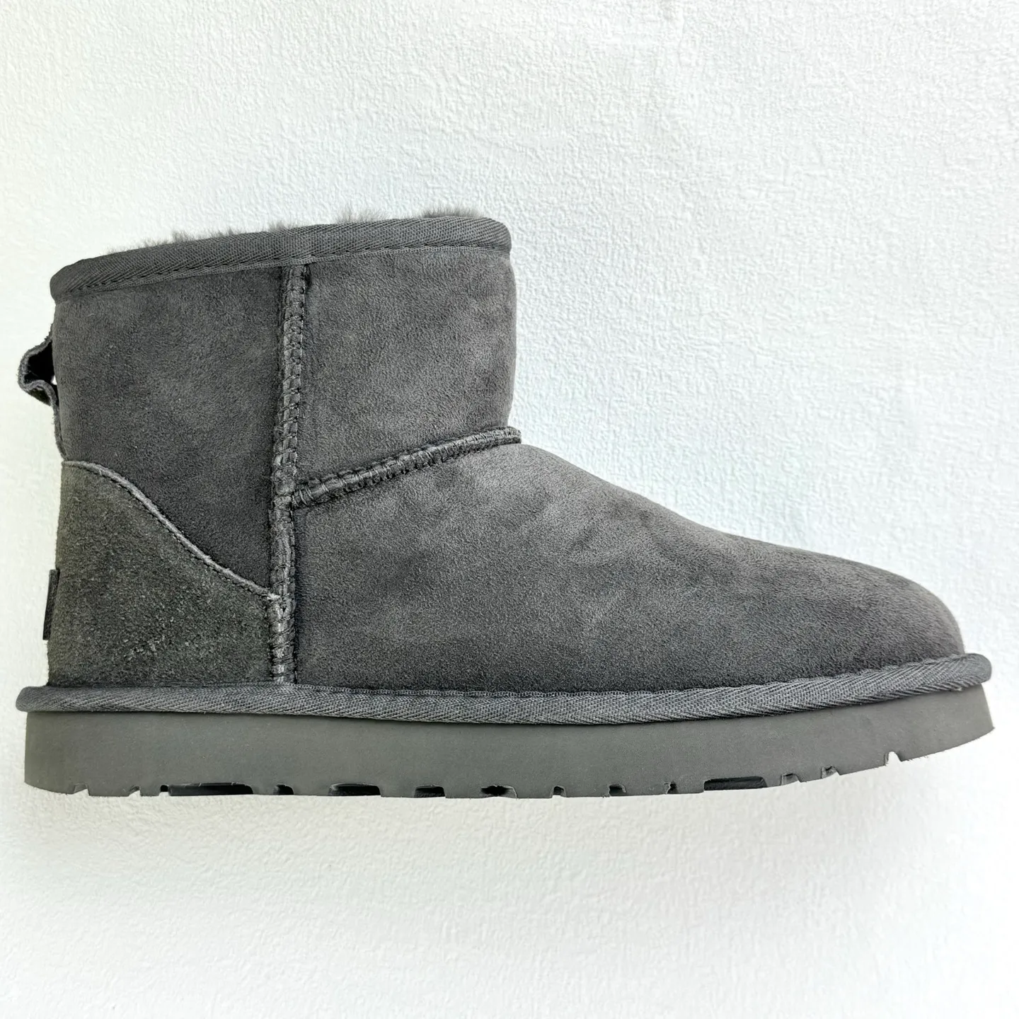 💰360 6222 Classic Mini II Mini classic short boots 2.0 Shoe shaft height: about 14CM Upper: Made of 17mm fur-integrated sheepskin, with a pre-treated water-repellent and anti-fouling coating Insole: 17mm sheepskin insole Sole: Treadlite by UGG™ light wing technology outsole - non-slip, cushioning, wear resistance, and good elasticity Heel: Leather heel label with embossed brand LOGO Size:35 36 37 38 39 40